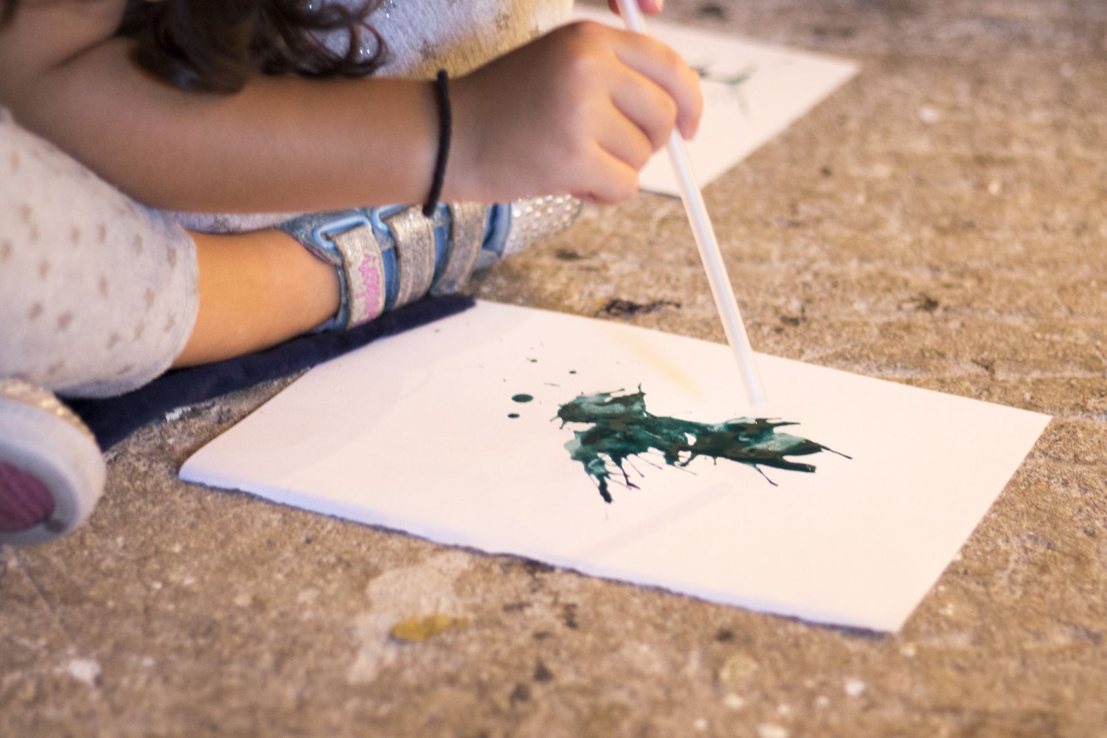 Φωτογραφία από παιδί που ζωγραφίζει