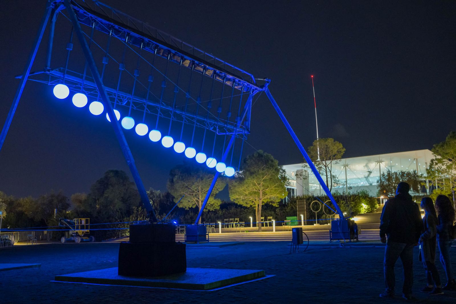 Photo of the light installation Large Pendulum Wave at the Stavros Niarchos Park