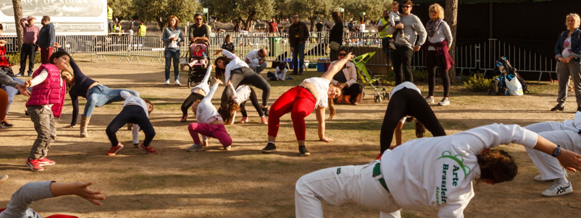Φωτογραφία που απεικονίζει οικογένειες να κάνουν Capoeira