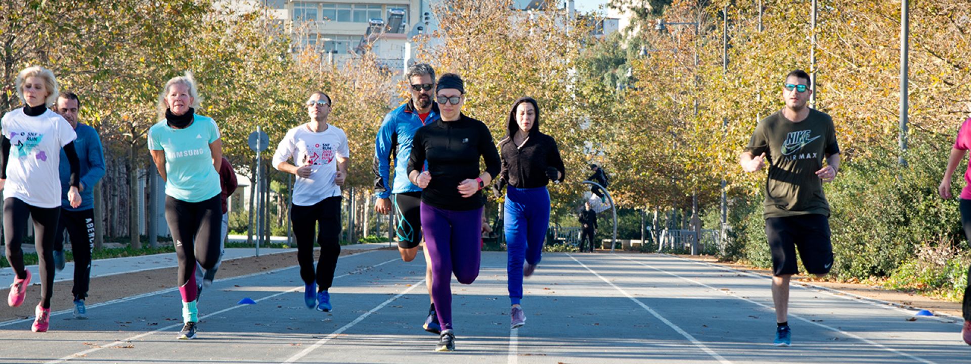 Φωτογραφία που απεικονίζει ανθρώπους να τρέχουν