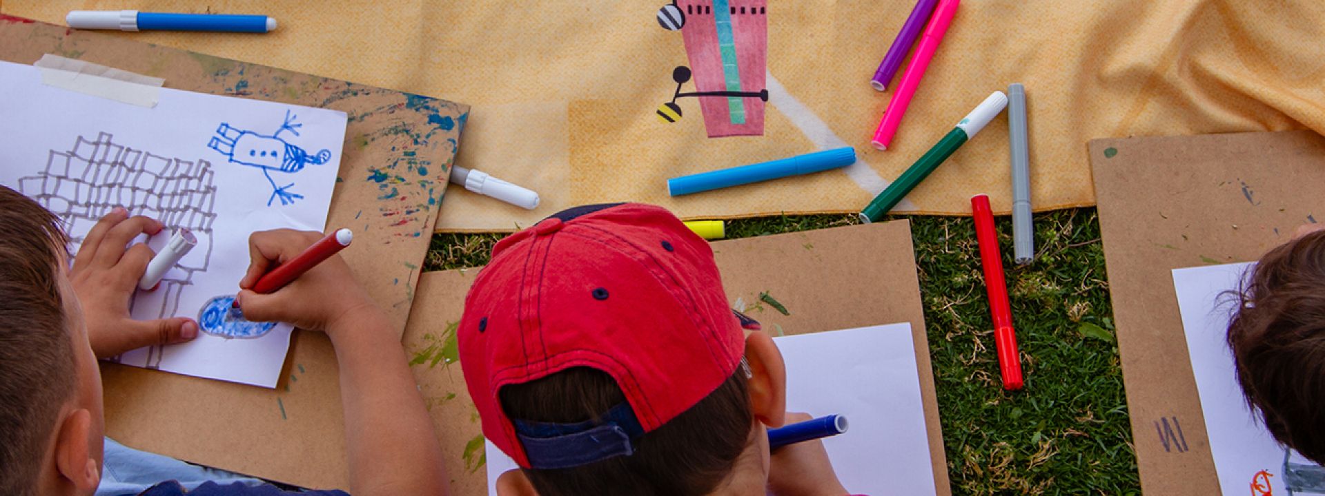 Παιδιά που ζωγραφίζουν