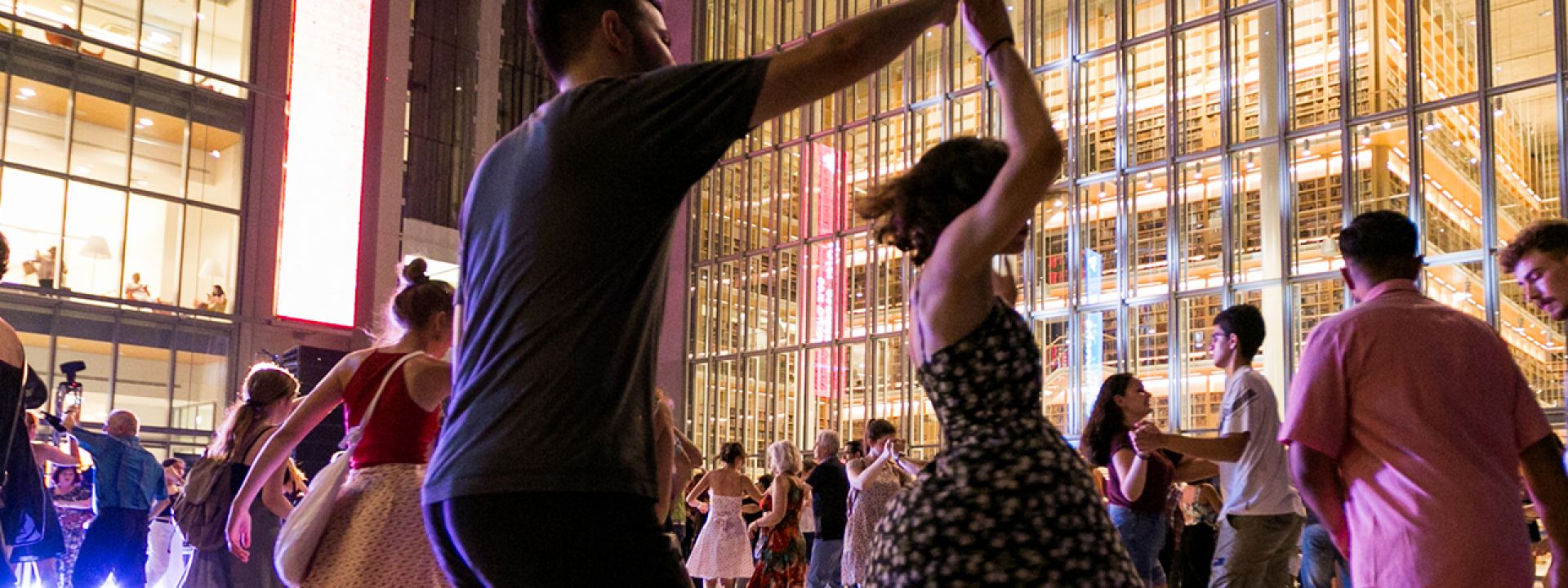 Φωτογραφία που απεικονίζει ανθρώπους να χορεύουν swing