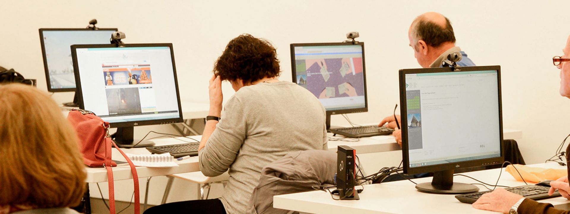 Φωτογραφία που απεικονίζει άτομα μέσα στην Αίθουσα Υπολογιστών