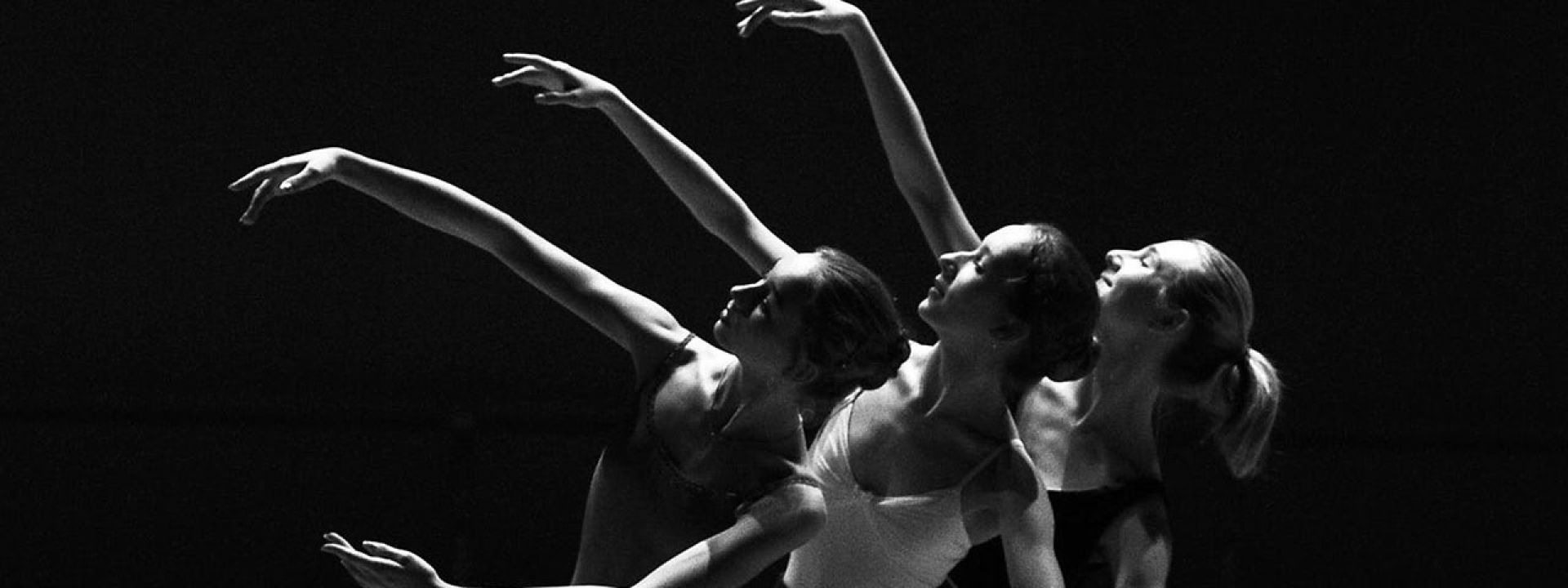 Φωτογραφία από χορεύτριες που κάνουν πρόβα μπαλέτου