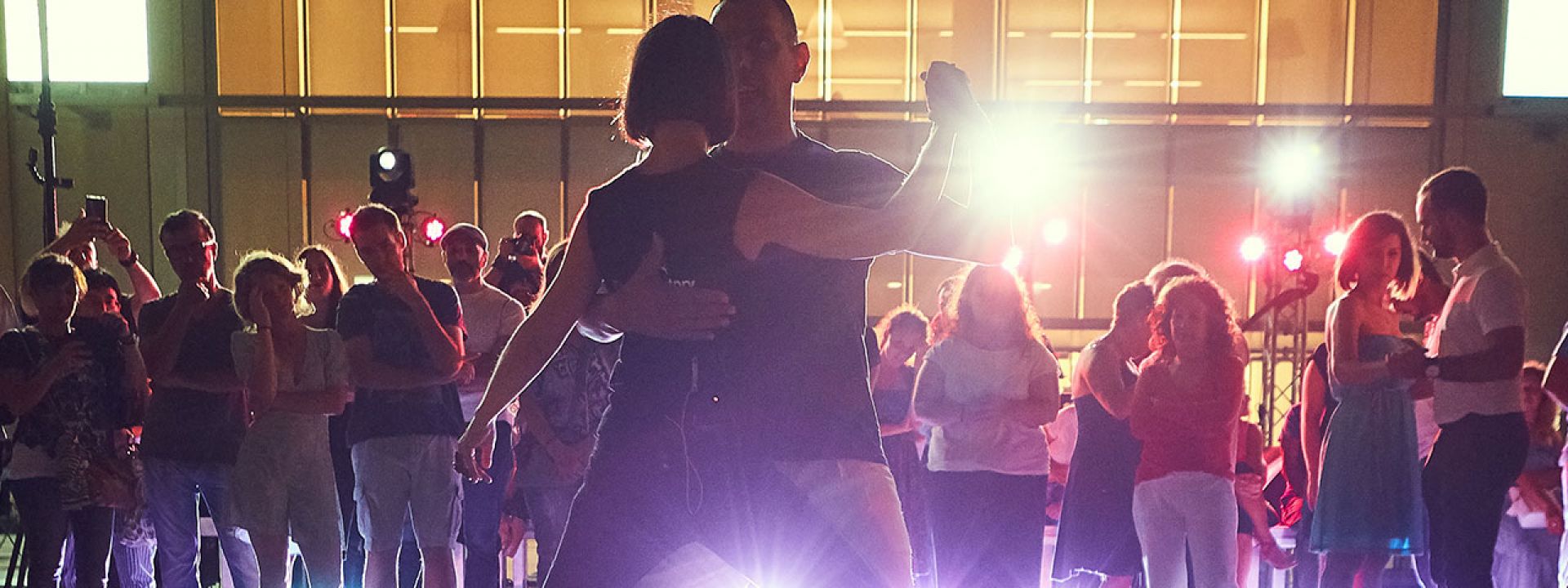 Φωτογραφία από ζευγάρι που χορεύει στην Αγορά του ΚΠΙΣΝ