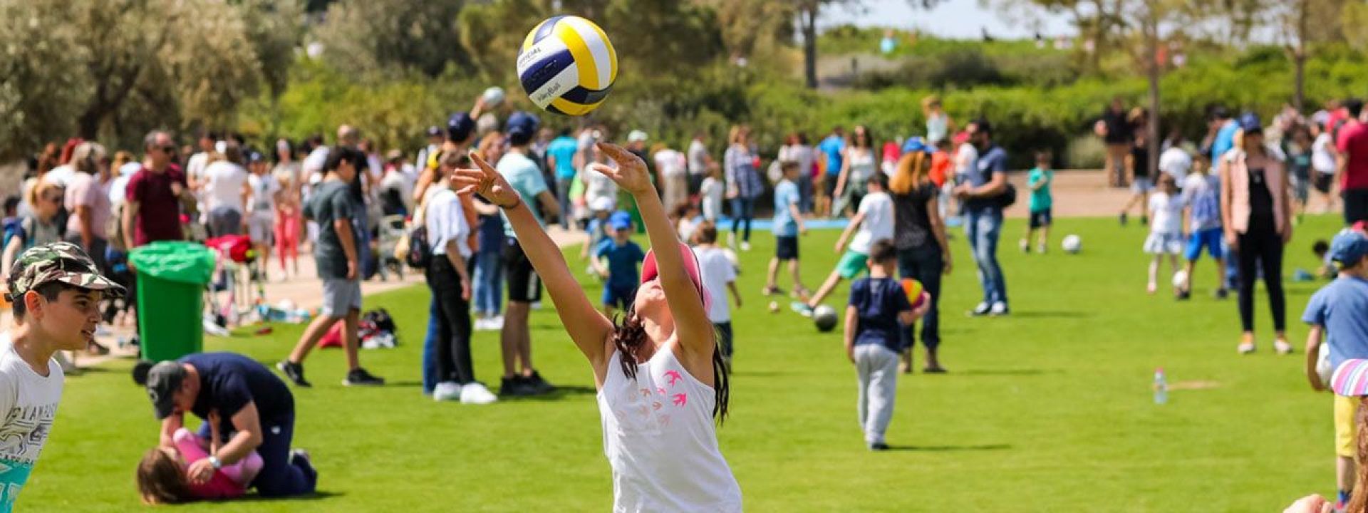 Φωτογραφία που απεικονίζει παιδιά να παίζουν με μπάλα του volley στο πάρκο