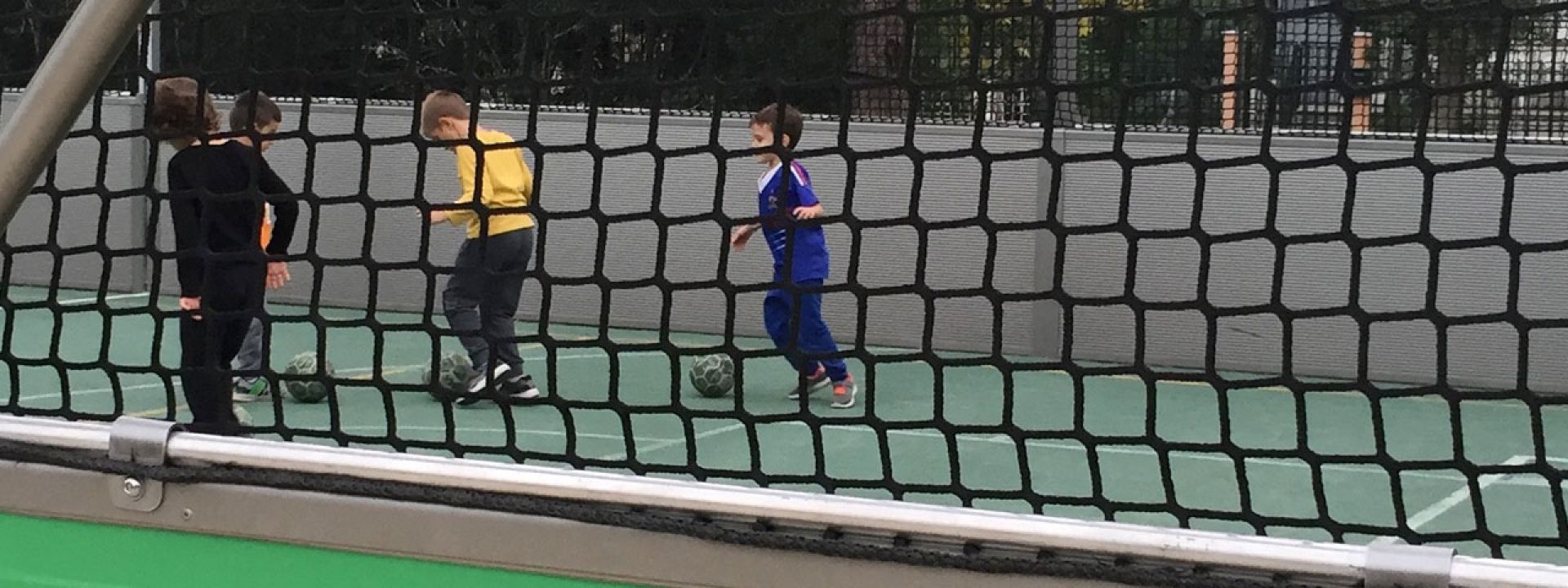 Φωτογραφία από παιδιά που παίζουν ποδόσφαιρο σε ειδικά διαμορφωμένο γήπεδο του ΚΠΙΣΝ