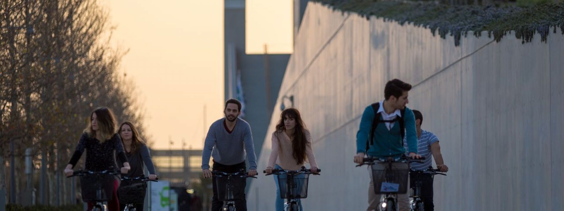 Φωτογραφία από άτομα να κάνουν ποδήλατο στο ΚΠΙΣΝ 