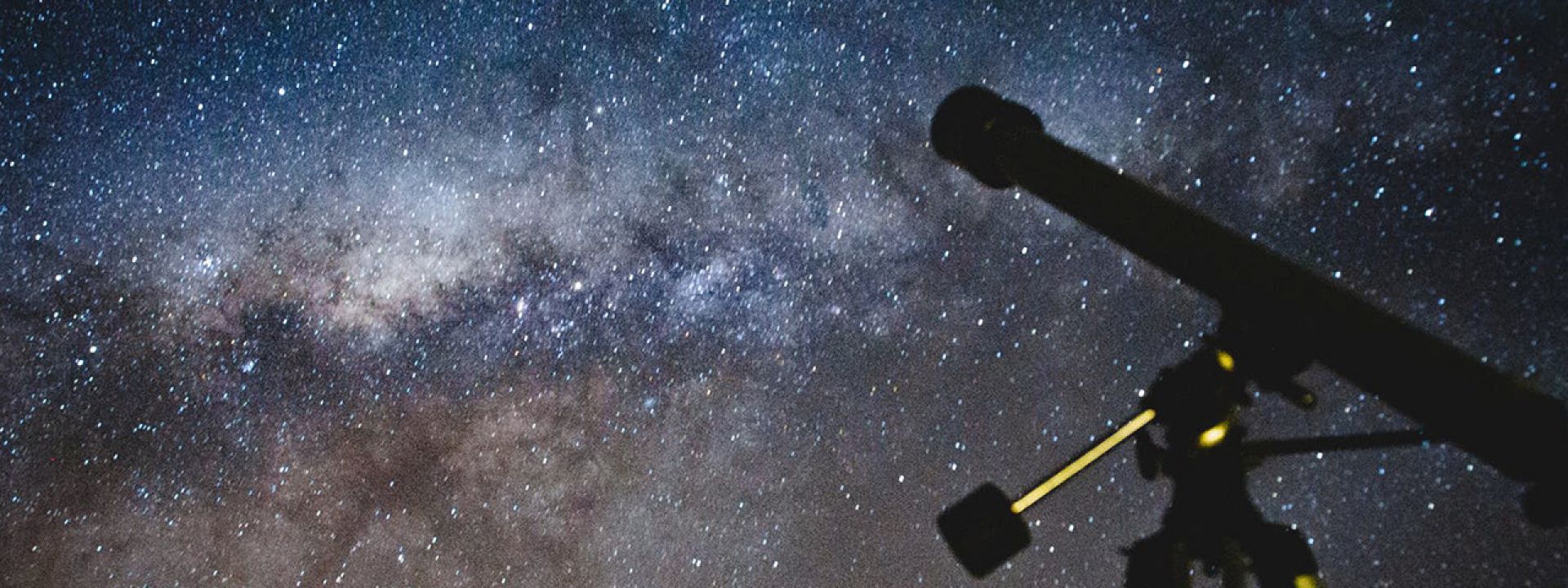 Φωτογραφία που απεικονίζει τα αστέρια και ένα τηλεσκόπιο