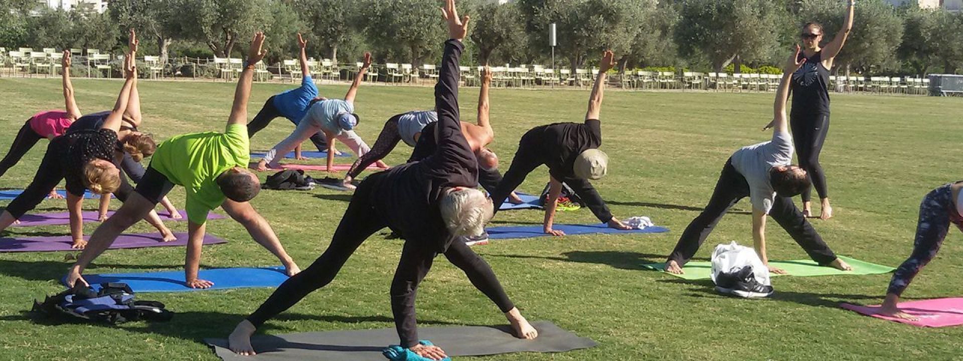 Φωτογραφία που απεικονίζει ανθρώπους να κάνουν Yoga
