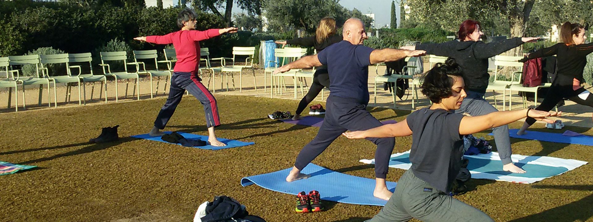 Φωτογραφία που απεικονίζει ανθρώπους να κάνουν yoga στο ΚΠΙΣΝ