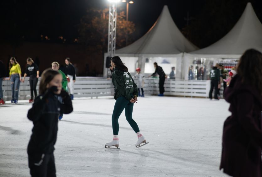 Members skip the line at the SNFCC Ice Rink - Εικόνα