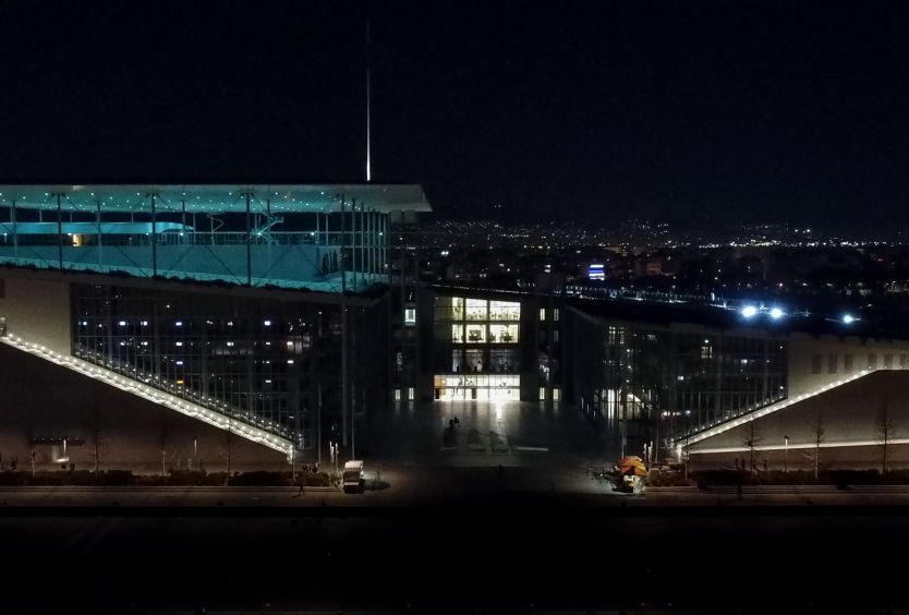 Εξωτερική νυχτερινή φωτογραφία του κτιρίου του ΚΠΙΣΝ με σβηστά όλα τα φώτα