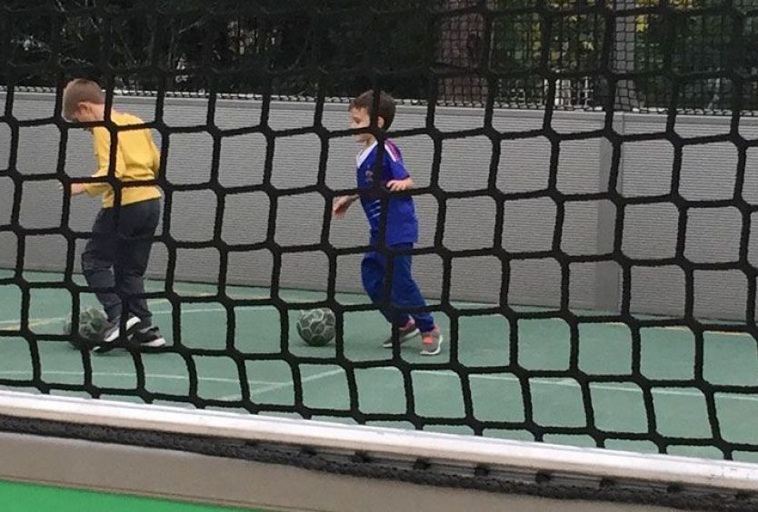 Φωτογραφία από παιδιά που παίζουν ποδόσφαιρο σε κλειστό γήπεδο στο ΚΠΙΣΝ