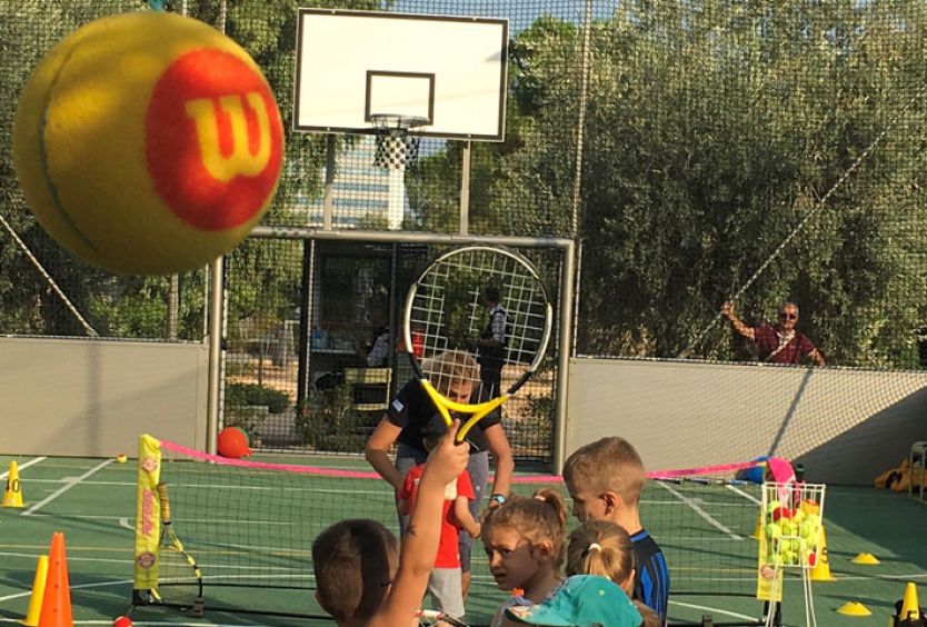Φωτογραφία από παιδιά που παίζουν mini tennis σε ειδικά διαμορφωμένο γήπεδο
