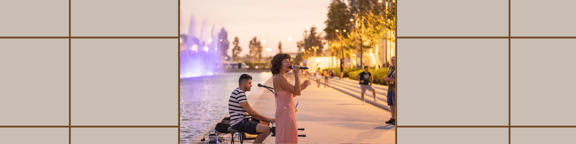 Φωτογραφία με μια γυναίκα που τραγουδάει και έναν άντρα που παίζει μουσική δίπλα στο Κανάλι