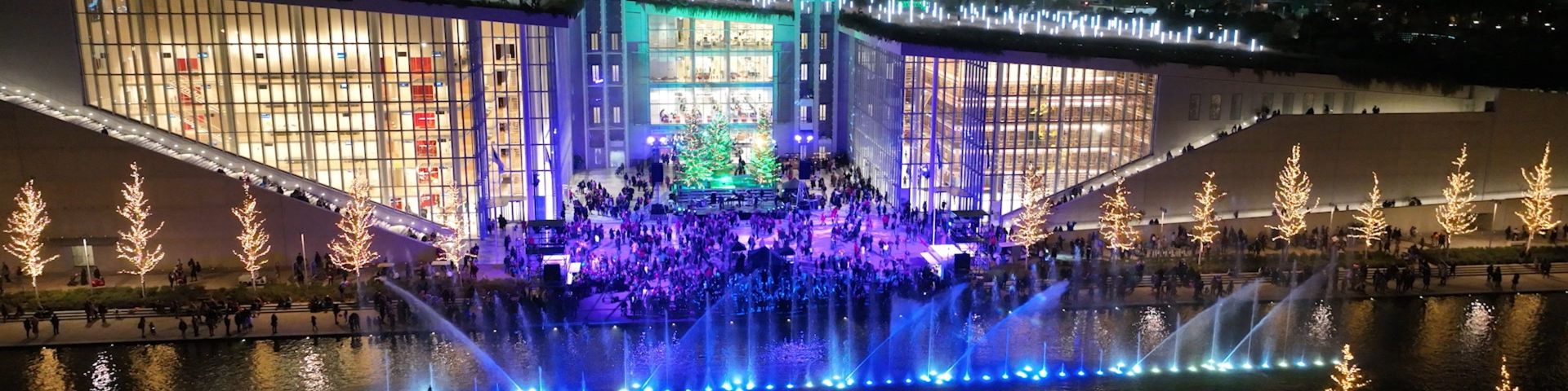 Εξωτερική νυχτερινή φωτογραφία του κτιρίου του ΚΠΙΣΝ με χριστουγεννιάτικο στολισμό και των Χορογραφημένων σιντριβανιών